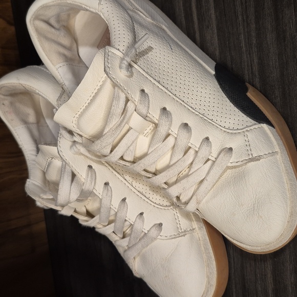 Ladies Dolce Vita  White Leather Sneakers worn 5 X,size 6.5 - Picture 1 of 3